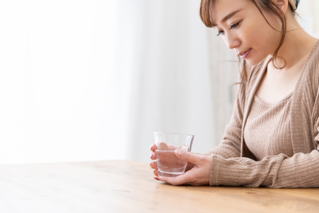 家で水を飲む人