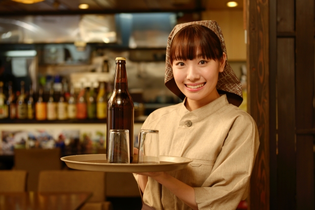 酒瓶を持った女性店員