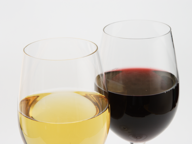 赤と白のグラスワイン