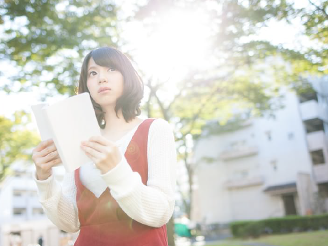 地図を見ながら歩く女性